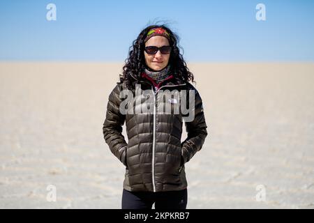 Porträt einer reifen weißen Frau, die Sportkleidung trägt und auf der Salar de Uyuni (Uyuni Salz flach), Potosi Department, Bolivien steht Stockfoto