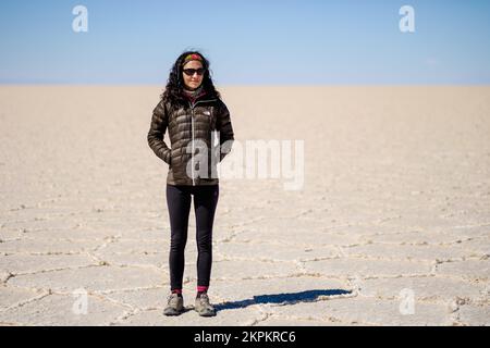 Porträt einer reifen weißen Frau, die Sportkleidung trägt und auf der Salar de Uyuni (Uyuni Salz flach), Potosi Department, Bolivien steht Stockfoto