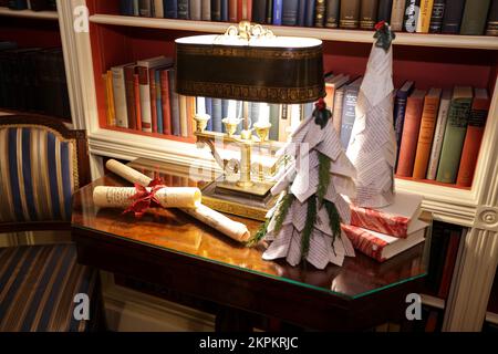 Washington, USA. 28.. November 2022. Die Bibliothek ist am 28. November 2022 im Weißen Haus in Washington, DC, zu Weihnachten dekoriert. (Foto: Oliver Contreras/SIP?A USA) Guthaben: SIPA USA/Alamy Live News Stockfoto