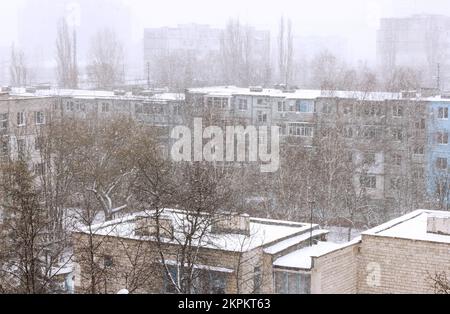 Winterdächer von Häusern im Schneesturm Stockfoto