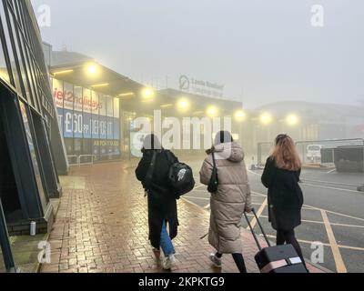 Leeds, Großbritannien. 28.. November 2022. Passagiere erreichen die Abflughalle aufgrund von dickem Nebel aufgrund erheblicher Verspätungen bei Flügen in Leeds. Bradford AirportLBA ist mit einer Höhe von 681ft m/208m m der höchste Flughafen in England. Kredit: BRADLEY TAYLOR / Alamy Live News. Stockfoto