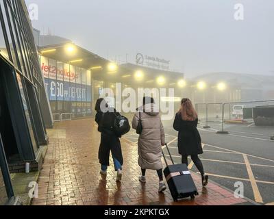 Leeds, Großbritannien. 28.. November 2022. Passagiere erreichen die Abflughalle aufgrund von dickem Nebel aufgrund erheblicher Verspätungen bei Flügen in Leeds. Bradford AirportLBA ist mit einer Höhe von 681ft m/208m m der höchste Flughafen in England. Kredit: BRADLEY TAYLOR / Alamy Live News. Stockfoto