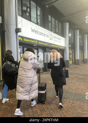 Leeds, Großbritannien. 28.. November 2022. Passagiere erreichen die Abflughalle aufgrund von dickem Nebel aufgrund erheblicher Verspätungen bei Flügen in Leeds. Bradford AirportLBA ist mit einer Höhe von 681ft m/208m m der höchste Flughafen in England. Kredit: BRADLEY TAYLOR / Alamy Live News. Stockfoto