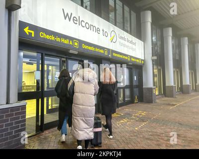 Leeds, Großbritannien. 28.. November 2022. Passagiere erreichen die Abflughalle aufgrund von dickem Nebel aufgrund erheblicher Verspätungen bei Flügen in Leeds. Bradford AirportLBA ist mit einer Höhe von 681ft m/208m m der höchste Flughafen in England. Kredit: BRADLEY TAYLOR / Alamy Live News. Stockfoto