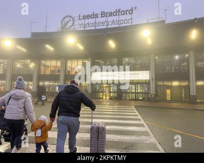 Leeds, Großbritannien. 28.. November 2022. Passagiere erreichen die Abflughalle aufgrund von dickem Nebel aufgrund erheblicher Verspätungen bei Flügen in Leeds. Bradford AirportLBA ist mit einer Höhe von 681ft m/208m m der höchste Flughafen in England. Kredit: BRADLEY TAYLOR / Alamy Live News. Stockfoto