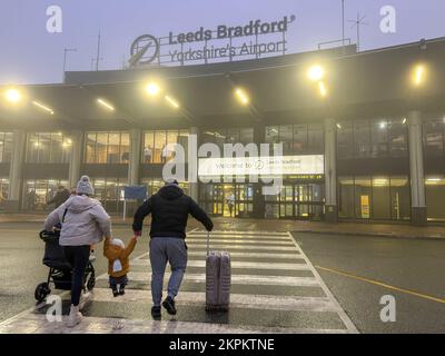 Leeds, Großbritannien. 28.. November 2022. Passagiere erreichen die Abflughalle aufgrund von dickem Nebel aufgrund erheblicher Verspätungen bei Flügen in Leeds. Bradford AirportLBA ist mit einer Höhe von 681ft m/208m m der höchste Flughafen in England. Kredit: BRADLEY TAYLOR / Alamy Live News. Stockfoto