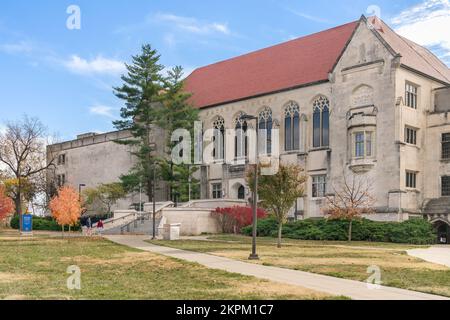 LAWRENCE, KS, USA - 2. NOVEMBER 2022: Watson Library auf dem Campus der University of Kansas. Stockfoto