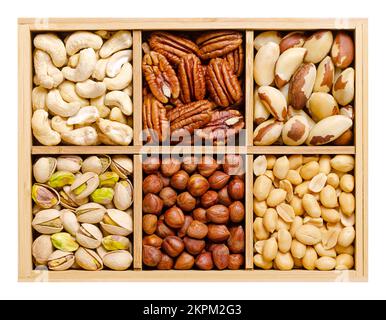 Eine Mischung aus Snacknüssen, dekorativ sortiert, in einer Holzkiste. Cashews, Pekannüsse, paranüsse, Pistazien, Haselnüsse und Erdnüsse. Stockfoto