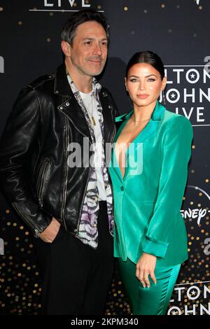 Los Angeles, Kalifornien. 20.. November 2022. Steve Kazee, Jenna Dewan in Anwesenheit von Elton John Live: Abschied vom Dodger Stadium Yellow Brick Road Event, Dodger Stadium, Los Angeles, CA, 20. November 2022. Kredit: Priscilla Grant/Everett Collection/Alamy Live News Stockfoto