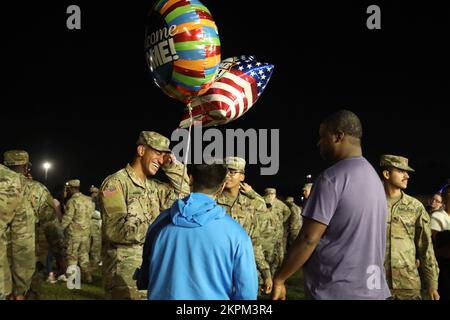 EIN US-AMERIKANISCHER Army Soldier, der Bravo Company, 87. Division Sustainment Support Battalion, 3. Division Sustainment Brigade, zugeteilt wurde, begrüßt seine Familie bei einer Begrüßungszeremonie am Cottrell Field in Fort Stewart, Georgia, am 1. November 2022. Die Zeremonie fand statt, um Heimsoldaten willkommen zu heißen, die der Bravo Company, 87. DSSB, 3. DSB, aus einem achtmonatigen Einsatz in den USA zugeteilt wurden Einsatzgebiet der Armee Europa und Afrika. Stockfoto