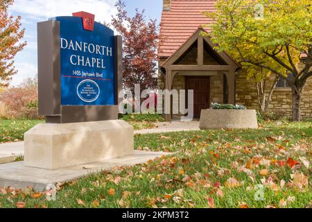 LAWRENCE, KS, USA - 2. NOVEMBER 2022: Danforth Chapel auf dem Campus der University of Kansas. Stockfoto