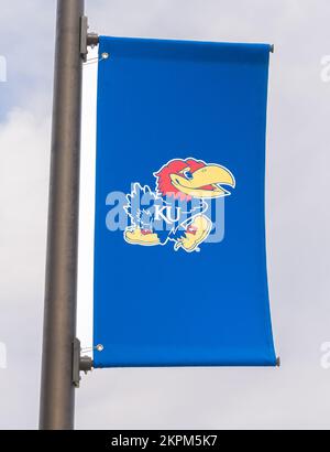 LAWRENCE, KS, USA - 2. NOVEMBER 2022: Studentenflagge und Motto auf dem Campus der University of Kansas. Stockfoto