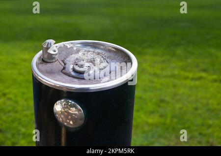Nahaufnahme von Wasser, das aus einem Trinkbrunnen in einem öffentlichen Park in den USA sprudelt Stockfoto