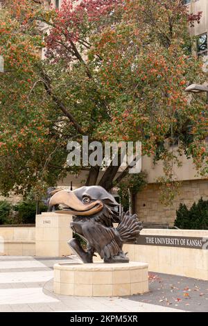 LAWRENCE, KS, USA - 2. NOVEMBER 2022: 1946 Jayhawk Statue auf dem Campus der University of Kansas. Stockfoto