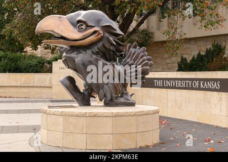 LAWRENCE, KS, USA - 2. NOVEMBER 2022: 1946 Jayhawk Statue auf dem Campus der University of Kansas. Stockfoto