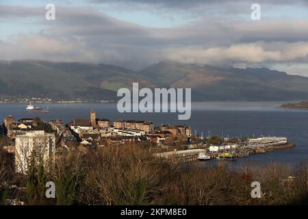 Gourock, Inverclyde, Schottland, Großbritannien. Blick von der High School Clydeview auf die Stadt Gourock. In der Ferne ist Kilcreggan zu sehen. Der Wasserabschnitt vor dem Hotel ist der Eingang zum Fluss Clyde und die Route, die U-Boote nehmen, um Faslane am Gare Loch zu erreichen. West Bay ist links und Gourock Bay rechts. Diese Aussicht zeigt den Kontrast im architektonischen Stil von 1970er kleinen Boxen, älteren schottischen Wohnungen und einem Wohnblock Stockfoto