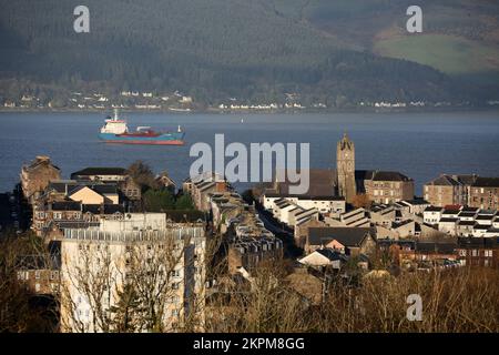 Gourock, Inverclyde, Schottland, Großbritannien. Blick von der High School Clydeview auf die Stadt Gourock. In der Ferne ist Kilcreggan zu sehen. Der Wasserabschnitt vor dem Hotel ist der Eingang zum Fluss Clyde und die Route, die U-Boote nehmen, um Faslane am Gare Loch zu erreichen. West Bay ist links und Gourock Bay rechts. Diese Aussicht zeigt den Kontrast im architektonischen Stil von 1970er kleinen Boxen, älteren schottischen Wohnungen und einem Wohnblock Stockfoto