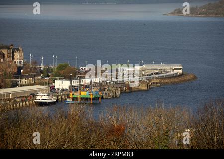 Gourock, Inverclyde, Schottland, Großbritannien. Blick von der High School Clydeview auf die Stadt Gourock. In der Ferne ist Kilcreggan zu sehen. Der Wasserabschnitt vor dem Hotel ist der Eingang zum Fluss Clyde und die Route, die U-Boote nehmen, um Faslane am Gare Loch zu erreichen. West Bay ist links und Gourock Bay rechts. Foto: Gourock Pier und Eisenbahn Stockfoto