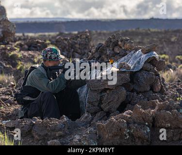 Ein TNI-Soldat zieht die Sicherheitskräfte, während er am 1. November 2022 als Gegner auf dem Pohakuloa Training Grounds, Hawaii, tätig ist. Das Joint Pacific Multinational Readiness Center 23-01 ist ein realistisches Trainingsprogramm, das es uns ermöglicht, strategische Bewegungen zu üben und in einzigartigen Umgebungen und Bedingungen zu trainieren, in denen sie im Falle einer Krise oder eines Konflikts am wahrscheinlichsten eingesetzt werden. Stockfoto