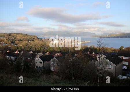 Gourock, Inverclyde, Schottland, Großbritannien. Blick von der High School Clydeview auf die Stadt Gourock. In der Ferne ist Kilcreggan zu sehen. Der Wasserabschnitt vor dem Hotel ist der Eingang zum Fluss Clyde und die Route, die U-Boote nehmen, um Faslane am Gare Loch zu erreichen. West Bay ist links und Gourock Bay rechts. Diese Aussicht zeigt den Kontrast im architektonischen Stil von 1970er kleinen Boxen, älteren schottischen Wohnungen und einem Wohnblock Stockfoto