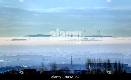 Glasgow, Schottland, Großbritannien, 28.. November 2022. UK Weather: Bodennebel verursacht Inseln am Himmel im Süden der Stadt, während das Hochland über einem versteckten Neilston Dorf isoliert wird und der Süden der Stadt untergetaucht wird, wenn die Stadt zu einem Kaltstart erwacht. Credit Gerard Ferry/Alamy Live News Stockfoto