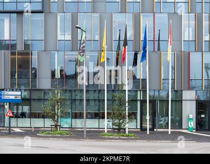 Aalst, Flämisches Brabant, Belgien - 11 02 2022 - Fassade und Flaggen des Verwaltungszentrums der Stadt Stockfoto