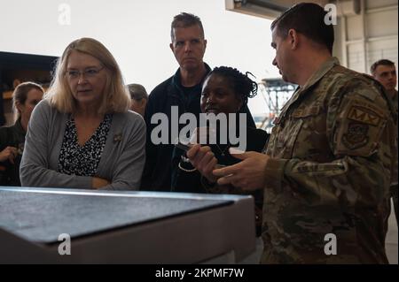 Ashley Minihan, Ehefrau von General Mike Minihan, Befehlshaber des Luftwaffenkommandos, und Kareen Kruzelnick, Ehefrau von Chief Sgt. Brian Kruzelnick, AMC-Befehlshaber, erhalten eine praktische Demonstration intelligenter Werkzeugkisten auf der Joint Base McGuire-Dix-Lakehurst, N.J., 1. November 2022. Frau Minihan besuchte das AMW 305., um Einblicke von Ehepartnern zu erhalten und ihre Erfolge und Herausforderungen innerhalb des Flügels zu besprechen. Stockfoto