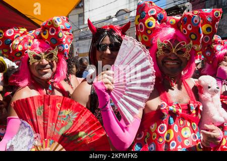 Salvador, Bahia, Brasilien - 08. Februar 2016: Während des Karnevals in der Stadt Salvador, genannt Troca, werden die Menschen angezogen und tanzen Stockfoto