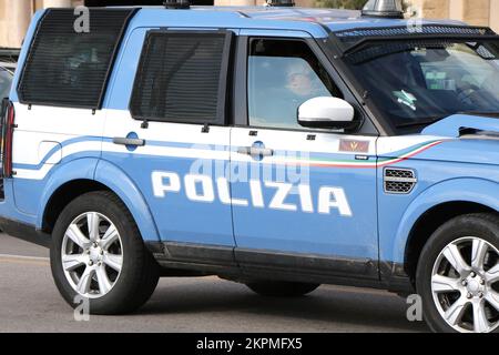 Seite eines Land Rover Discovery von der italienischen Polizei. Taranto, Apulien, Italien. Hochwertiges Foto Stockfoto