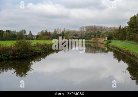 Liedekerke, Ostflämische Region, Belgien, 11 04 2022 - Natur und Industrie spiegeln sich im Fluss Dender wider Stockfoto