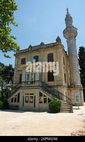 Die Hamidiye Moschee wurde 1895 im türkischen Buyukada-Viertel erbaut. Stockfoto