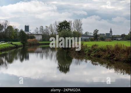 Liedekerke, Ostflämische Region, Belgien, 11 04 2022 - Natur und Industrie spiegeln sich im Fluss Dender wider Stockfoto