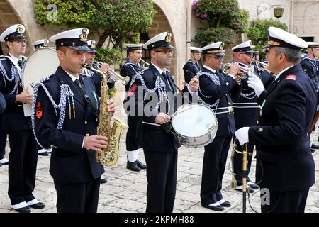 Die Musikband der italienischen Marine mit Winteruniform während einer Zeremonie in Taranto, Apulien, Italien. Hochwertiges Foto Stockfoto