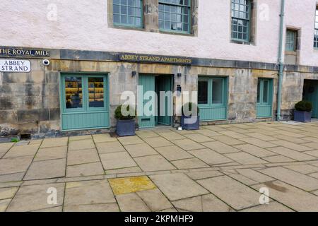 Haupteingang des historischen Abbey Strand Apartments-Gebäudes aus dem 16.. Jahrhundert am Fuße der Royal Mile, Holyrood, Edinburgh, Schottland, Großbritannien. Stockfoto