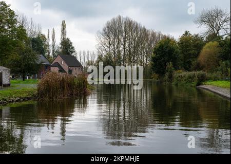 Liedekerke, Ostflämische Region, Belgien, 11 04 2022 - Reflexionen in einem Wasserteich am Fluss Dender Stockfoto