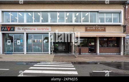 Liedekerke, Ostflämische Region, Belgien, 11 04 2022 - Fassade des Gewerkschaftsbüros und der Bar Stockfoto