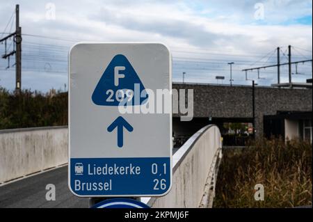 Liedekerke, Ostflämische Region, Belgien, 11 04 2022 - Zeichen für den F209 schnellen Radweg von Liedekerke nach Brüssel Stockfoto