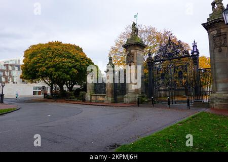 Seitentore, Holyrood Palace, gegenüber dem schottischen Parlamentsgebäude, Edinburgh, Schottland, Großbritannien. Stockfoto