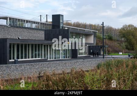 Liedekerke, Ostflämische Region, Belgien, 11 04 2022 - Fassade und Eingang zum Bahnhof Stockfoto