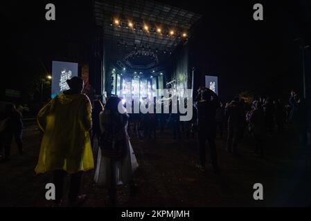 Fans genießen das Comeback des Musikfestivals „Rock al Parque“, das größte Rockfestival lateinamerikas und das drittgrößte Rockfestival der Welt, am 27. November 2022 in Bogota, Kolumbien. Foto von: Chepa Beltran/Long Visual Press Stockfoto