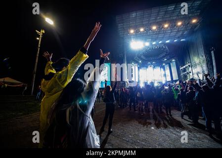 Fans genießen das Comeback des Musikfestivals „Rock al Parque“, das größte Rockfestival lateinamerikas und das drittgrößte Rockfestival der Welt, am 27. November 2022 in Bogota, Kolumbien. Foto von: Chepa Beltran/Long Visual Press Stockfoto