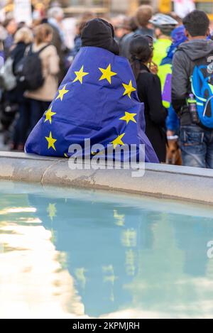 Die Flagge der Europäischen Union umklammerte einen Demonstranten auf dem Trafalgar Square während eines Protestereignisses gegen den Brexit in London, Vereinigtes Königreich. EU-Flagge Stockfoto