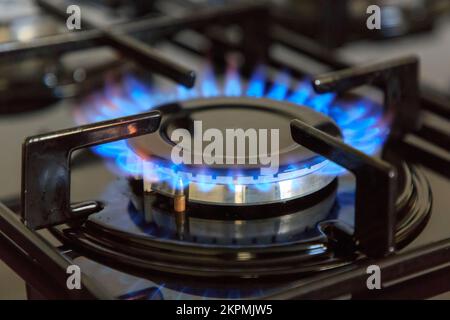 Blaue Flammen eines funktionierenden Erdgaskochbrenners Stockfoto