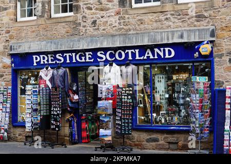 Prestige Scotland Kilt Maker & Souvenir Shop, Außenansicht des Shops auf der Royal Mile, Canongate, Edinburgh, Schottland, Großbritannien. Stockfoto