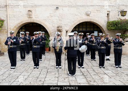 Die Musikband der italienischen Marine mit Winteruniform während einer Zeremonie in Taranto, Apulien, Italien. Hochwertiges Foto Stockfoto