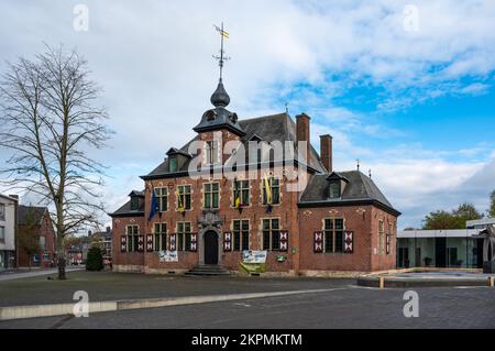 Ternat, Flämische Brabant-Region, Belgien, 11 04 2022 - Backsteinfassade und Platz des Rathauses Stockfoto
