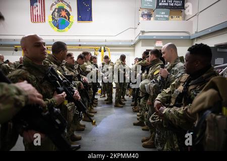 Truppenführer des 1.. Platoon, Kompanie A, 49.. Raketenverteidigungsbataillon inspizieren ihre Soldaten vor der Schichtumstellung während der Übung Guardian Watch 23 in Fort Greely, Alaska, 1. November 2022. Guardian Watch 23 konzentrierte sich auf die Durchführung der bodengestützten Midcourse Defense und der Sicherheit kritischer Installationen, was die beiden Missionen des 49.. Raketenverteidigungsbataillons sind. (Alaska National Guard Foto von Staff Sgt. Katie Mazos-Vega) Stockfoto