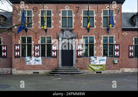 Ternat, Flämische Brabant-Region, Belgien, 11 04 2022 - Backsteinfassade und Platz des Rathauses Stockfoto