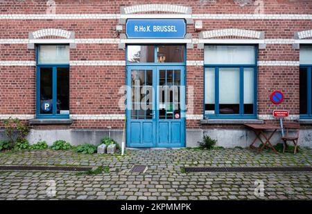 Etterbeek, Region Brüssel-Hauptstadt, Belgien - 11 15 2022 - Innenhof und Garten der Akademie für bildende Künste Stockfoto