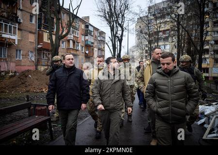 Der ukrainische Präsident Wolodymyr Zelensky besuchte die Stadt Wyschgorod, Region Kiew, auf einer Arbeitsreise und inspizierte ein vierstöckiges Wohngebäude, das am 23. November durch einen russischen Raketenangriff beschädigt wurde. Oleksiy Kuleba, Leiter der regionalen Militärverwaltung Kiew, berichtete dem Staatschef über das Ausmaß der Zerstörung durch eine russische Rakete, die das Gebäude traf. Bei diesem Anschlag wurden sechs Menschen getötet und mindestens 30 Menschen verletzt. Die Opfer erhalten die notwendige medizinische Versorgung. (Foto: Büro des ukrainischen Präsidenten) Stockfoto